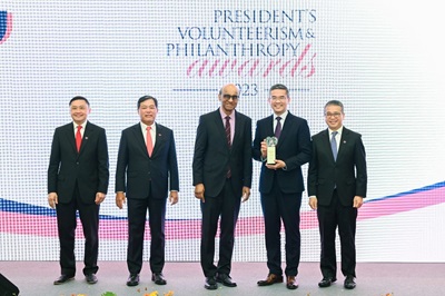 IMDA Chief Executive Mr Lew Chuen Hong, at the PVPA 2023 ceremony accepting the award from the President.