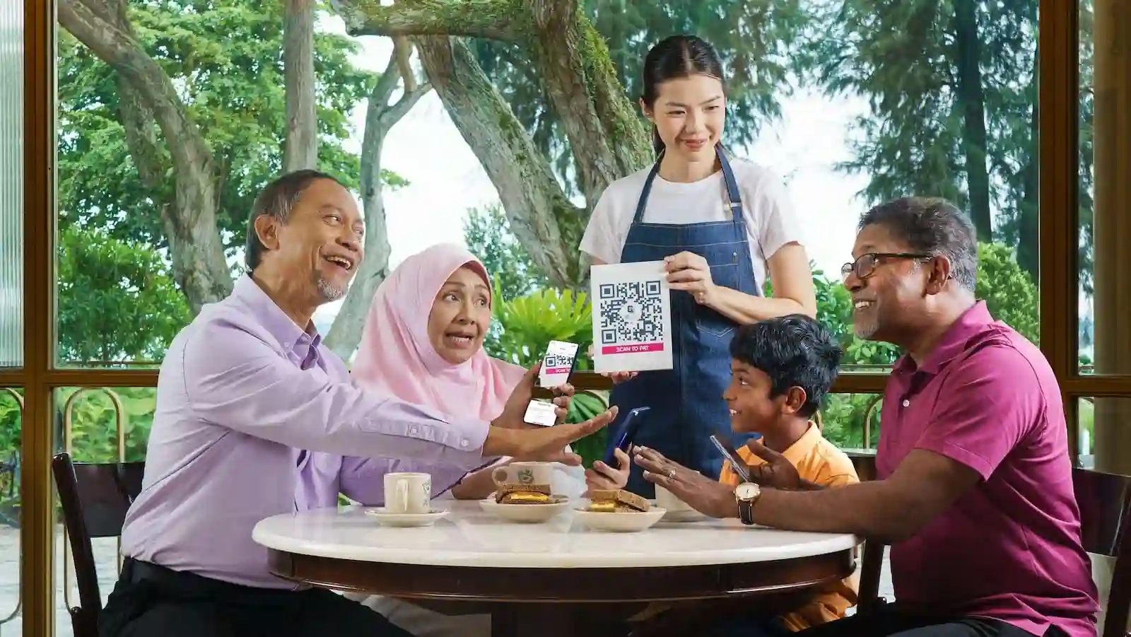 2 family having meal together, and pay the bill with QR pay