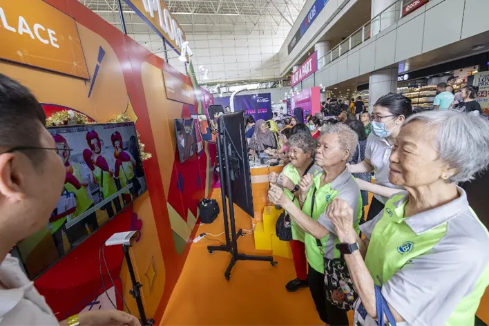 A 92-year-young grandma, possibly our oldest visitor, was spotted in a fun-filled Augmented Reality speed-boxing match with her friends while discovering how immersive technology can support the health of seniors.