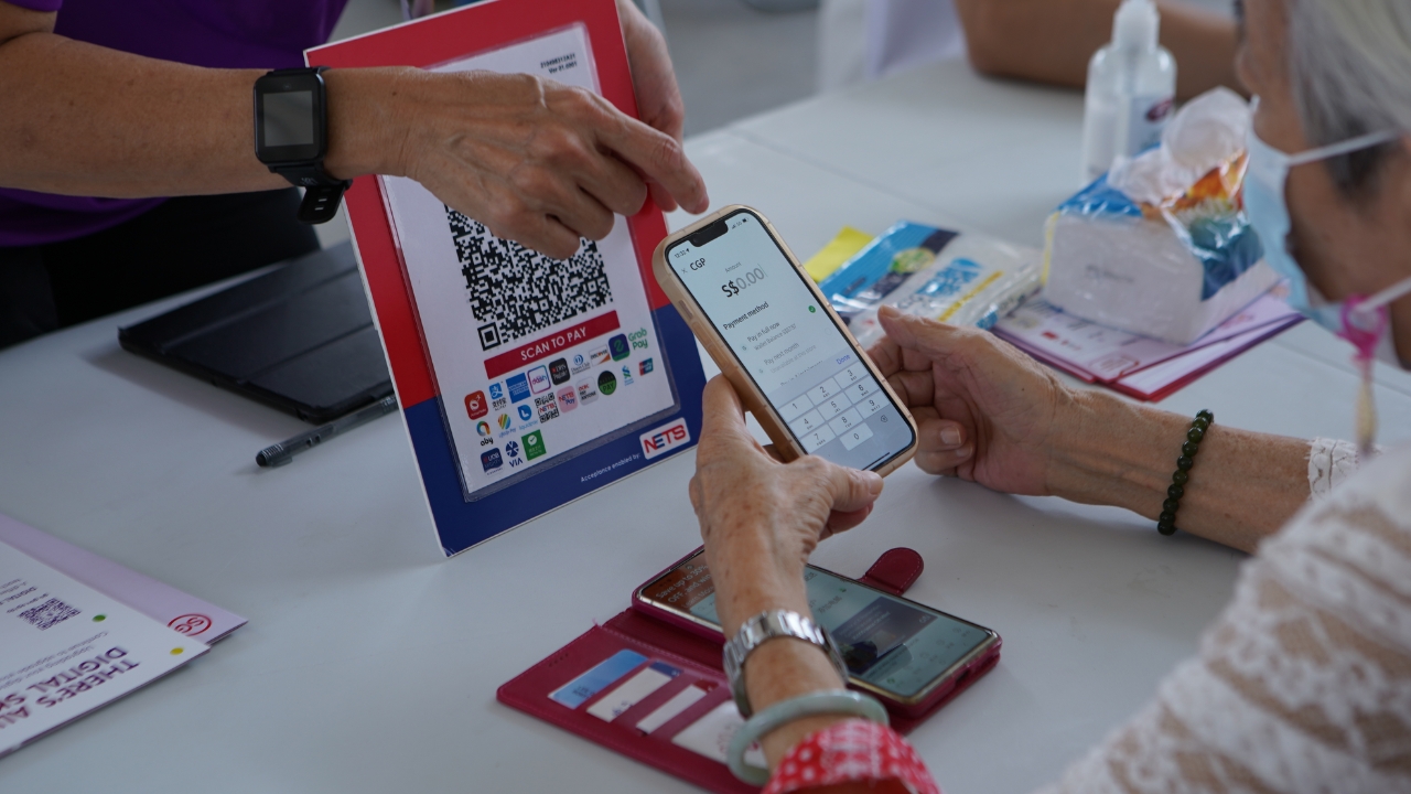 elderly-learning-how-to-scan-qr-codes