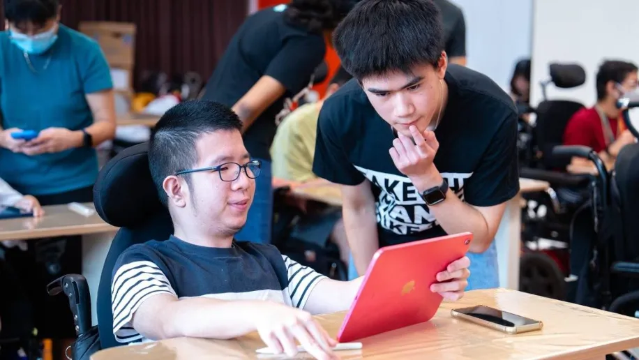 Facilitator and participant engaged in a focused yet cheerful discussion during the workshop.