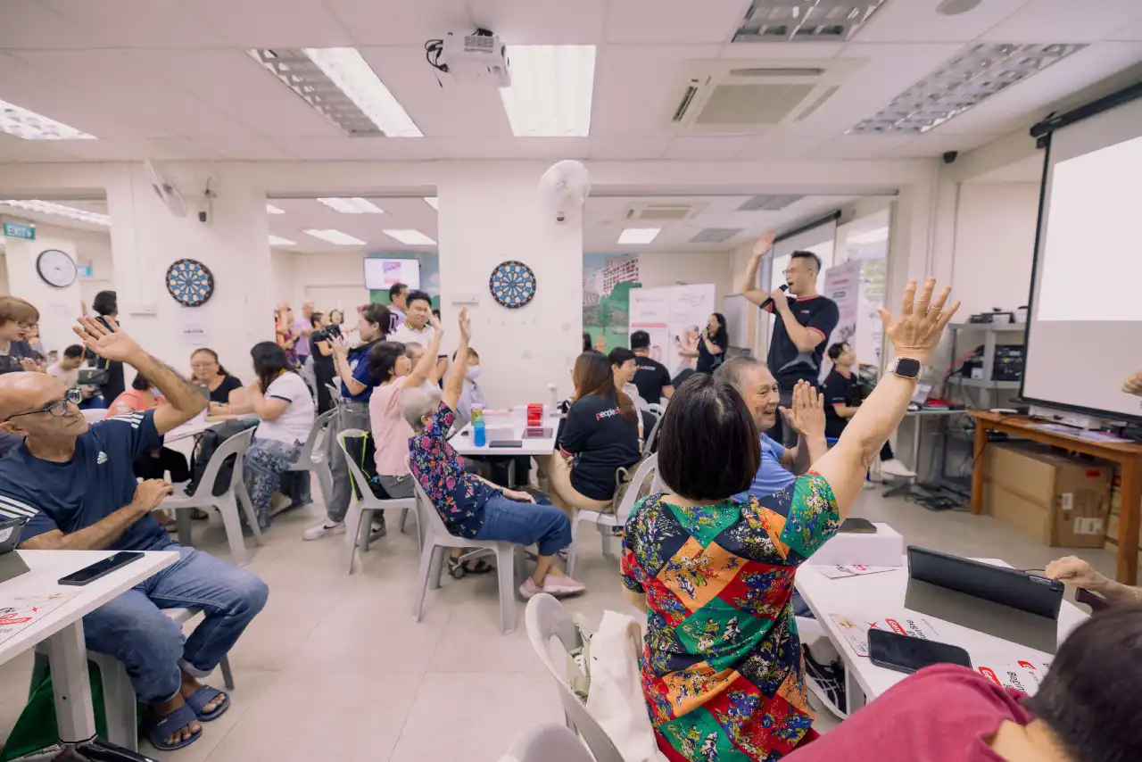 SG Digital Office’s Digital Ambassadors and DBS’ employee volunteers came together to guide seniors during the workshop.