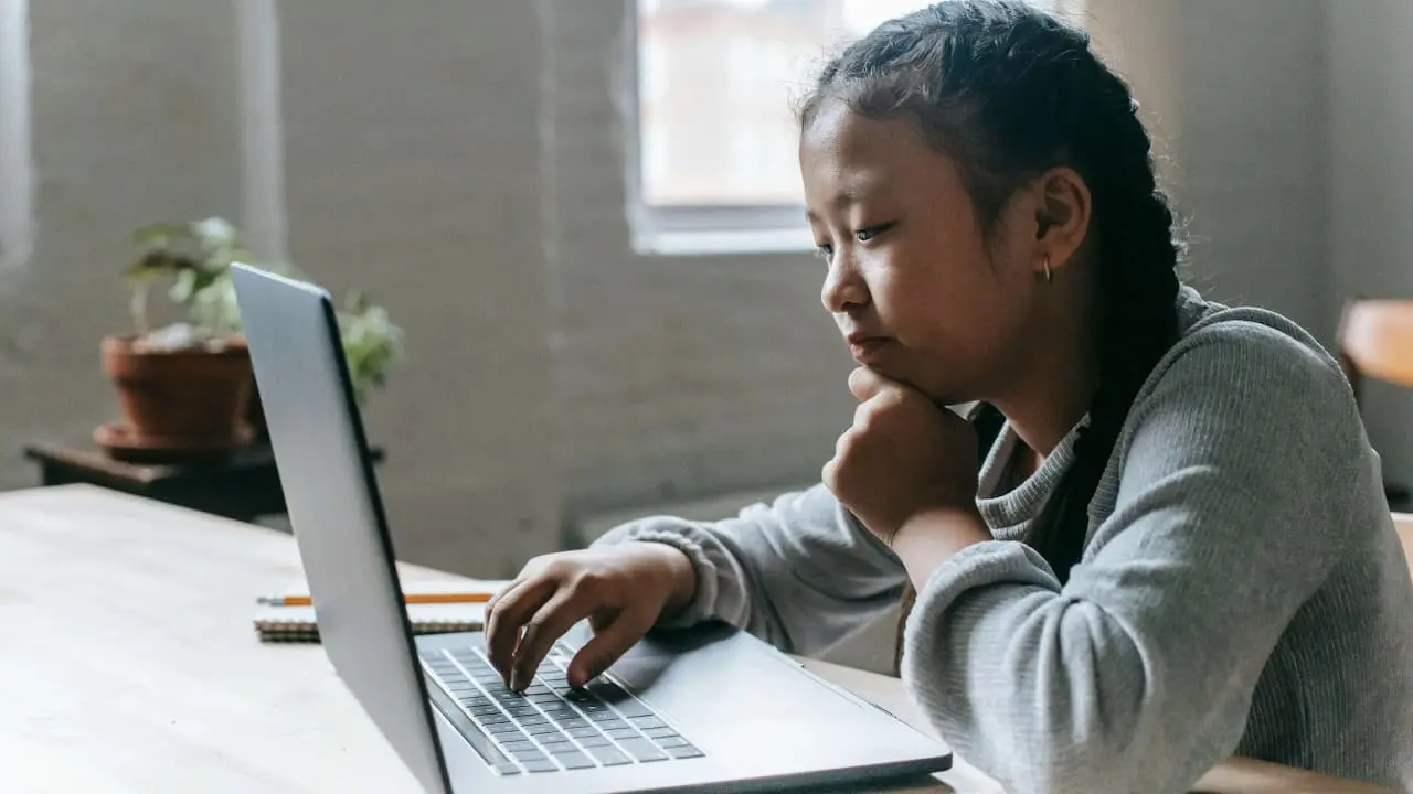 a-girl-using-her-laptop-inner-desktop