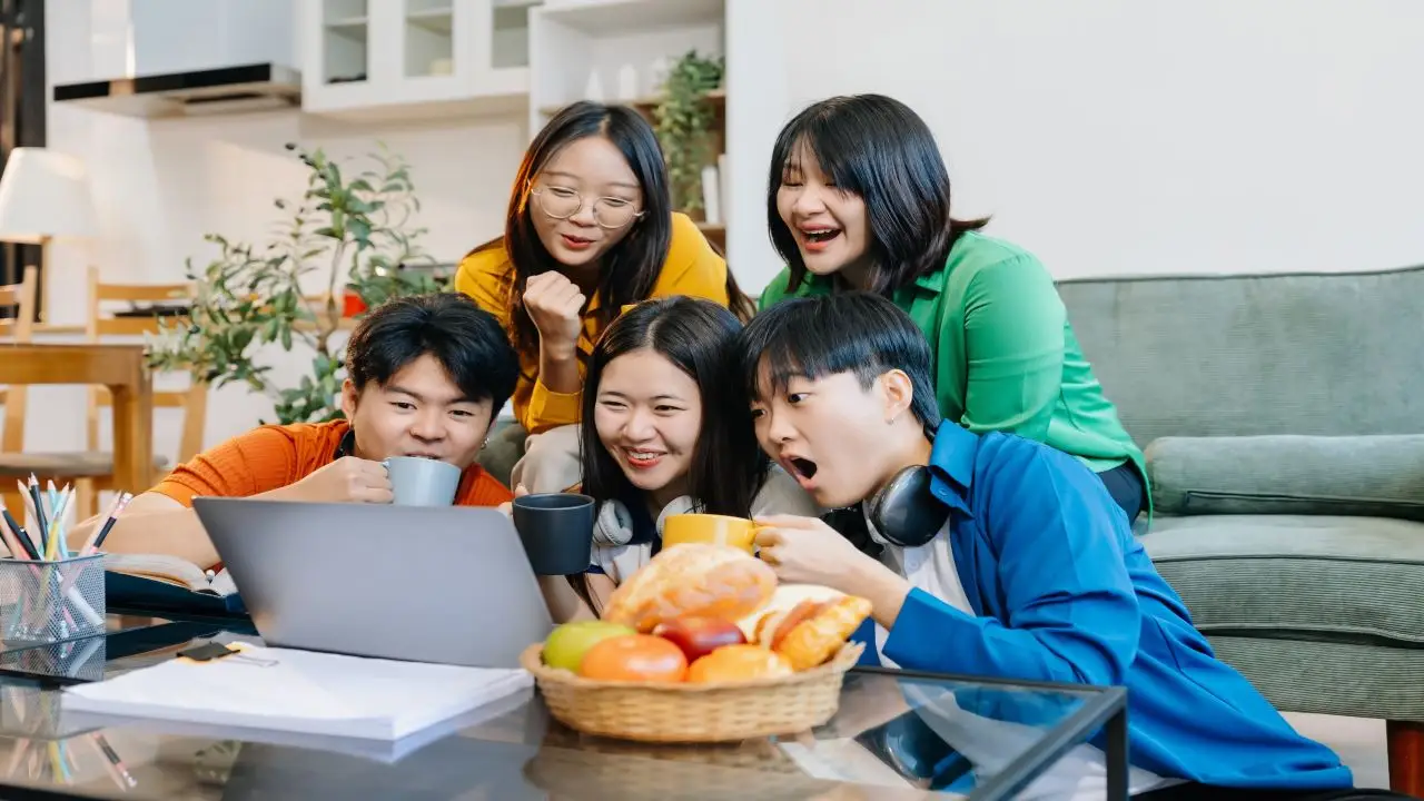 istock-youthdevice-banner-desktop