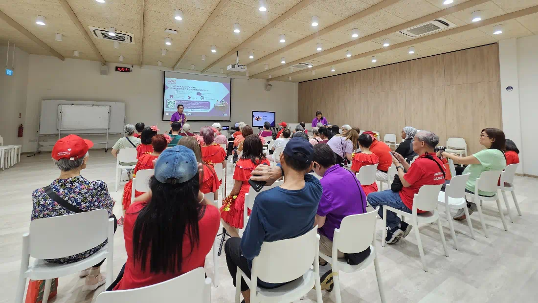 Facilitators guided seniors through GenAI’s promise and risks, equipping them for an AI-powered future.