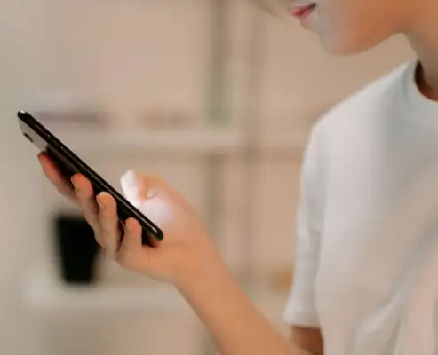 girl-use-phone-banner-desktop
